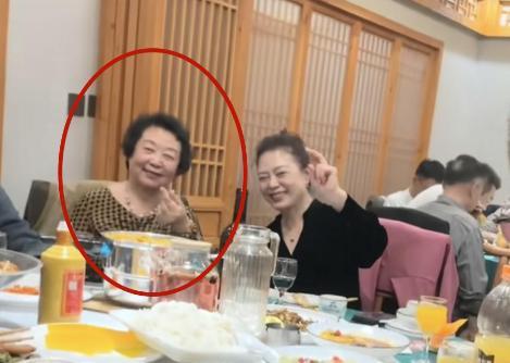 ：袁世凯87岁孙子太冻龄曹锟孙女罕见亮相pg电子中文模拟器军阀后人聚会照片曝光(图5)