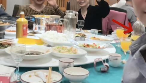：袁世凯87岁孙子太冻龄曹锟孙女罕见亮相pg电子中文模拟器军阀后人聚会照片曝光(图2)