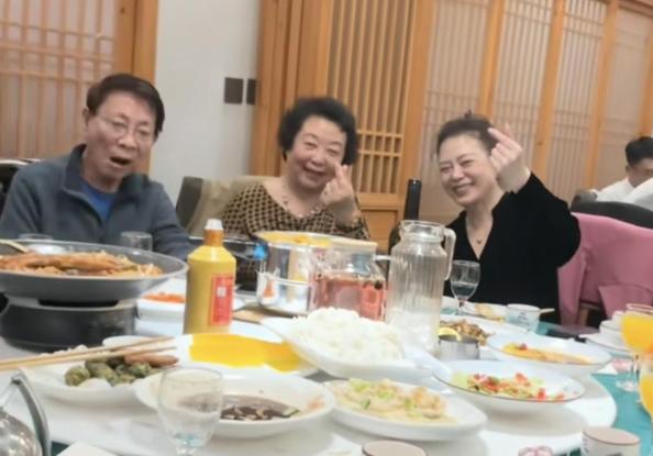 ：袁世凯87岁孙子太冻龄曹锟孙女罕见亮相pg电子中文模拟器军阀后人聚会照片曝光(图11)