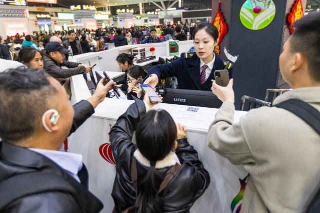 深圳北站594列夜间高铁点亮春节归途pg